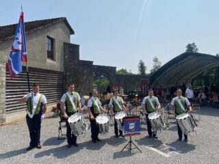 Auftritt der TVWU-ler am Klosterfest Wettingen
Nach der Premiere im Mai bei den Ortsbürgern in Wettingen, durften die TVWU-ler nun
auch am Klosterfest am Pfingstmontag aufspielen. Bei herrlichem Wetter wurde das
vielseitige Programm vorgetragen. Die vielen Besucher zeigten sich hocherfreut und
begeistert von den Darbietungen der Tambouren. Dem @qv_wettingen_kloster sprechen wir unseren herzlichen Dank für die
Auftrittsplattform aus und freuen uns bereits aufs nächste Fest mit ihnen.😉🥁☀️
