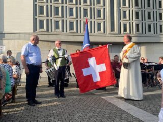 Bei bestem Wetter durften wir heute unsere Schweizerfahne vor dem St.Anton in Wettingen segnen lassen. Wir danken herzlich unserem Fahnen-Götti dem Gemeindeammann @roland_kuster für seine Unterstützung.😍🥳🇨🇭🥁 #schweizerfahne🇨🇭 #stolz #tambourenverein #vereinsleben