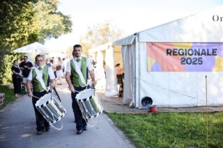 Rückblick zur Langen Tafel am 20.9.25 an der Kantonsgrenze Spreitenbach/ Dietikon.
Wir konnten mit unserem Trommelspiel die regionale Zusammengehörigkeit unterstreichen und bedanken uns für die Auftrittsplattform😊 #regionale2025 #trommelwirbel Fotos by Marion Bernet