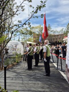 Was für ein verrücktes Jahr! Einsatz mit unseren Soldaten an der Militärwallfahrt in Lourdes, Auftritt am Waldumgang der Ortsbürger Wettingen, an der Hochzeit unseres Aktivmitglieds Roman, am Klosterfest, am Patrozinium St. Anton, am Neuzuzügerabend und Empfang des TV Würenlos, am Jahreskonzert des Männerchor Liederkranz, am 1.August für die Gemeinde Wettingen prägten das erste Halbjahr. Dann gings weiter mit unserer Trommlerstube am Dorffest Würenlos, bevor es nach Osaka an die EXPO2025 ging. Als krönenden Abschluss spielten wir am Jahreskonzert der Harmonie Wettingen Kloster im Tägerhard. Wir freuen uns auf das kommende Jahr und wünschen euch allen besinnliche Weihnachten, alles Liebe und Gute, vor allem aber *blibet gsund* für 2026! Eure TVWUler🥁